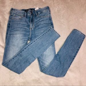 HIGH WAISTED HOLLISTER JEANS